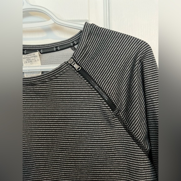 Under armour black and grey stripped long sleeve - Picture 2 of 3